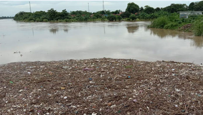 Bendung Bangkir dan Rambatan Sungai Cimanuk Nyaris Meluap Akibat Hujan Semalam