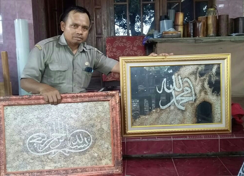 Maslikhin Sulap Cangkang Telur Jadi Lukisan Kaligrafi