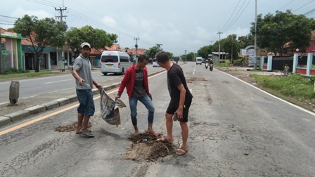 Cegah Korban, Warga Tambal Lubang Jalan