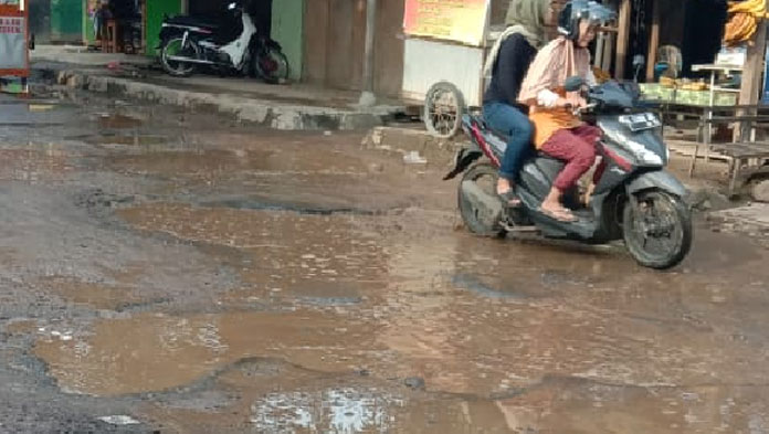 Kerusakan Jalan Poros Antar Kecamatan di Pabeanudik Sering Bikin Kecelakaan