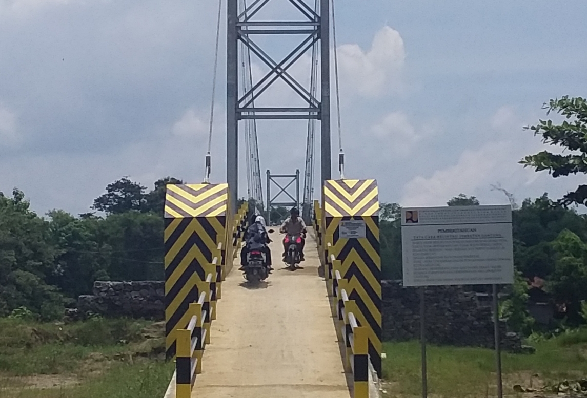 Pangkas Jarak Tempuh Dua Kecamatan, Belum Diresmikan, Jembatan Gantung Sudah Digunakan