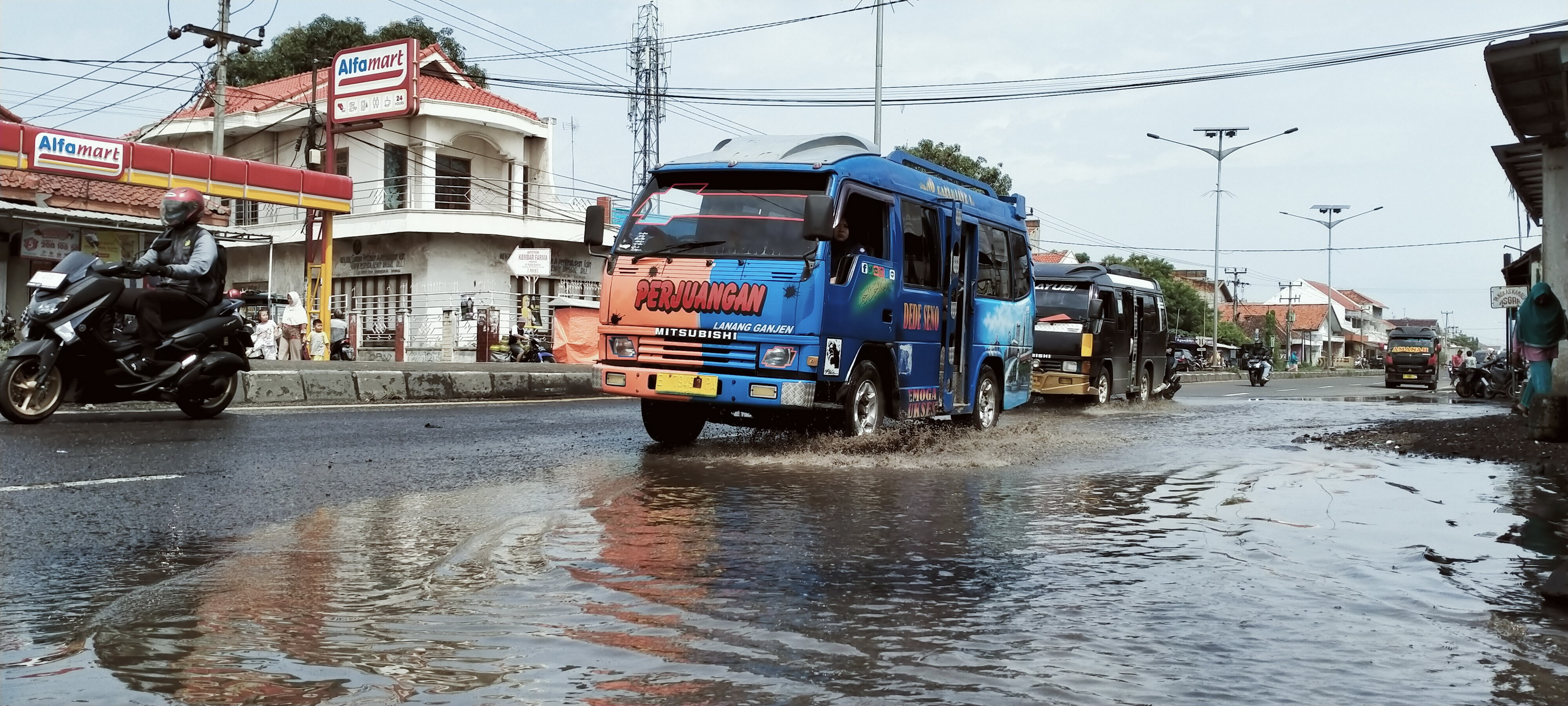 Tambal Sulam Jalan Sia-Sia, Rawan Rusak, Jalur  Pantura Tergenang Air