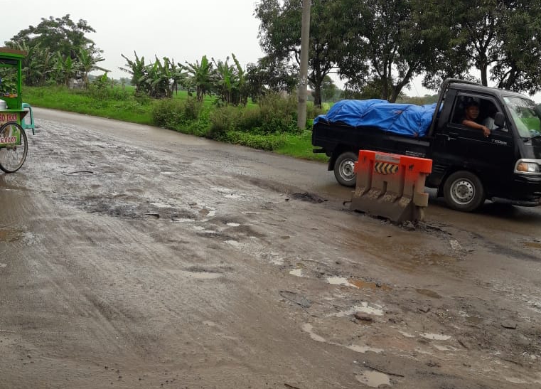 Warga Protes Jalan Rusak, Akses Menuju  Pasar Jatibarang Dipenuhi Lubang