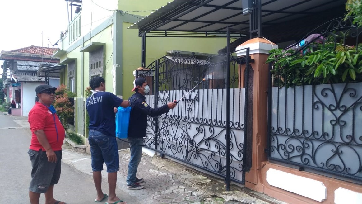 Warga Blok Gudang Swadaya Semprot Disinfektan