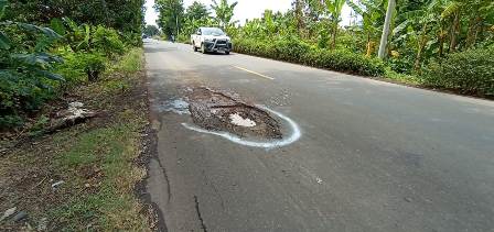 Bahaya! Jalan Raya Balongan Retak dan Berlubang