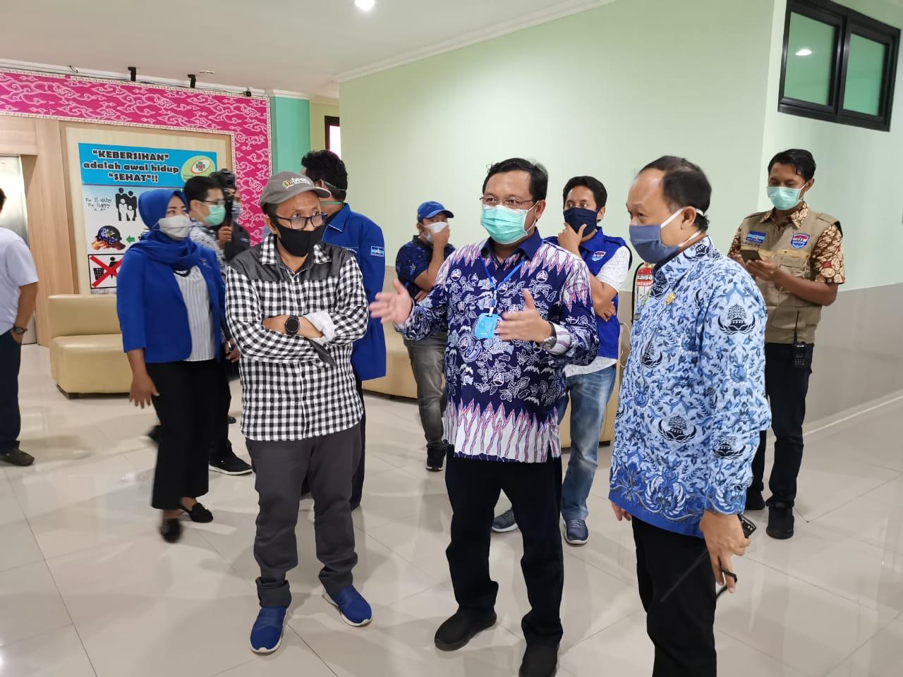 Herman Khaeron dan dr Ratnawati Bagikan APD, Masker dan Lakukan Penyemprotan Disinfektan