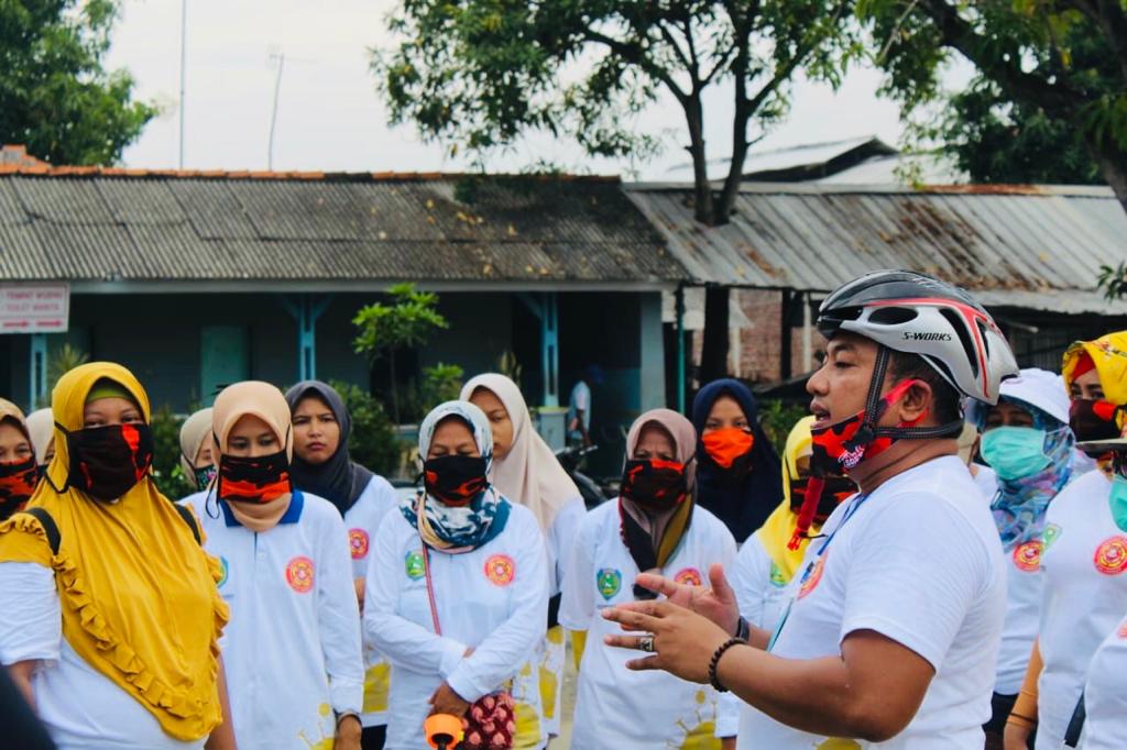 Relawan Desa Langut Sterilkan Tempat Ibadah, Bagi Masker untuk Jamaah Tarawih
