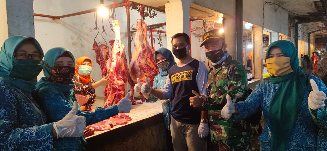 TIM PKK Haurgeulis Kampanyekan Wajib Masker Sambil Belanja Kebutuhan Pokok