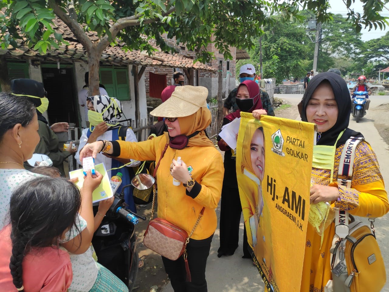 Lagi, Ami Bagikan Masker dan Hand Sanitizer