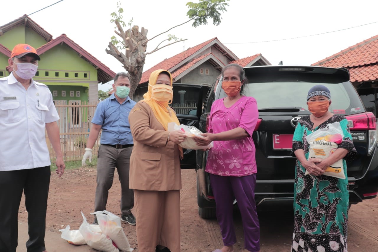 DP3A Bagikan Masker dan Beras untuk Perempuan