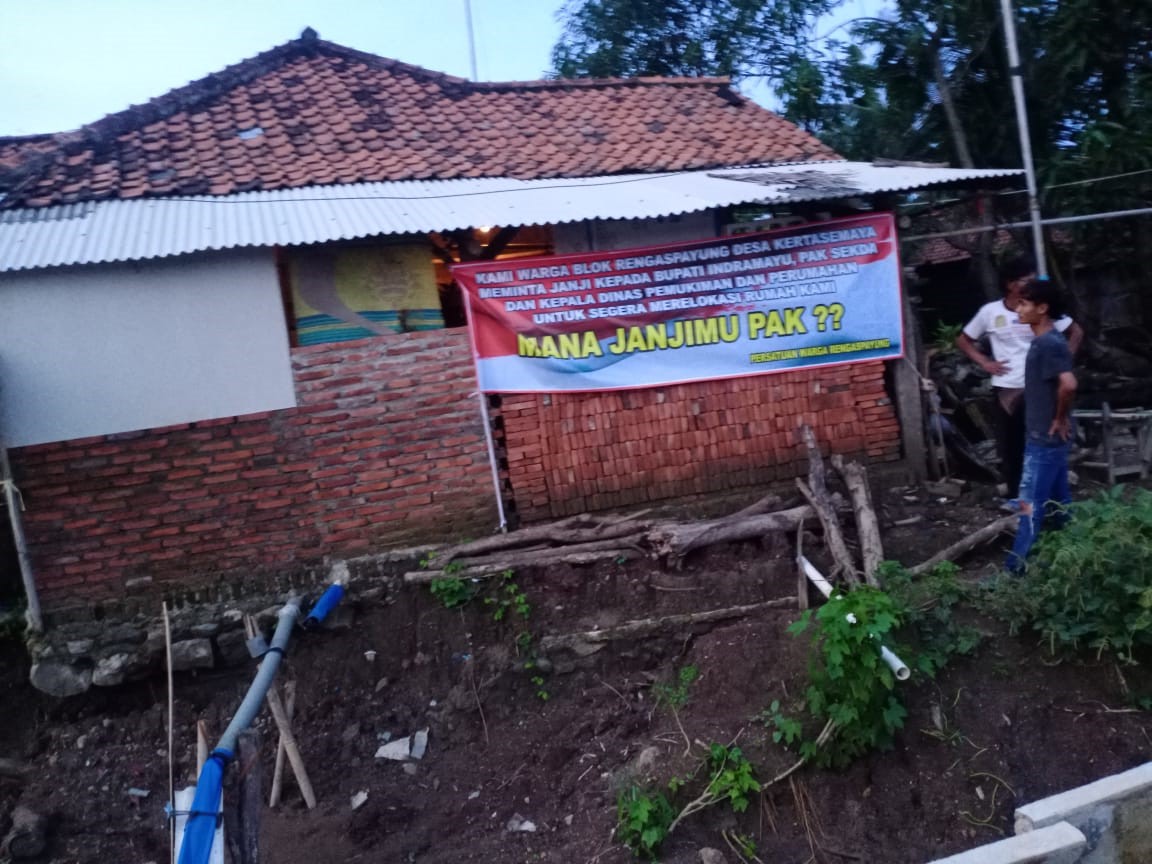 Warga Minta Segera Direlokasi, Delapan Rumah Terancam Ambles