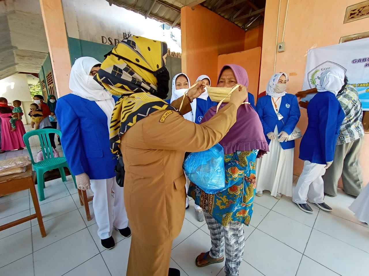 DPC IWAPI Bagi Sembako dan Masker