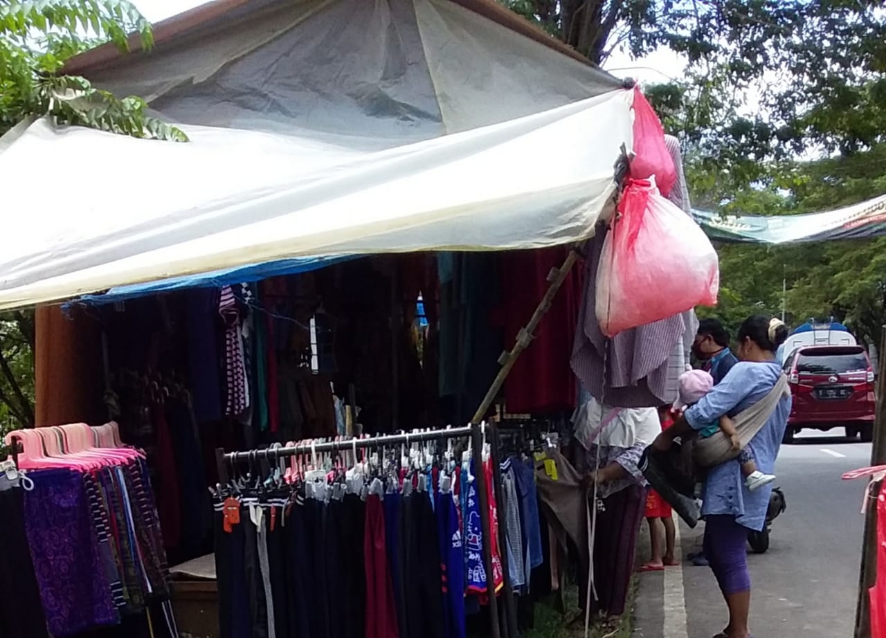 Pedagang Nekat Jualan di Pinggir Jalan