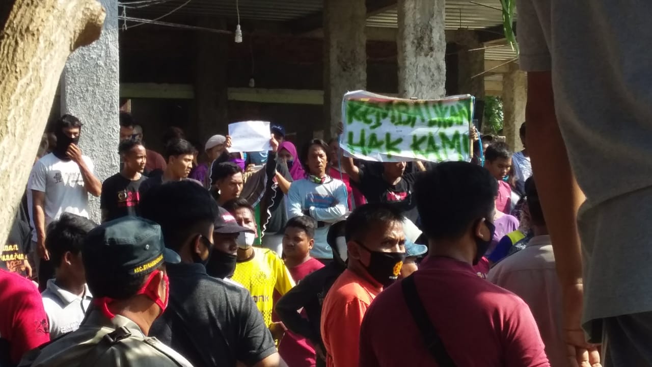 Tuntut Kuwu Tersana Mundur