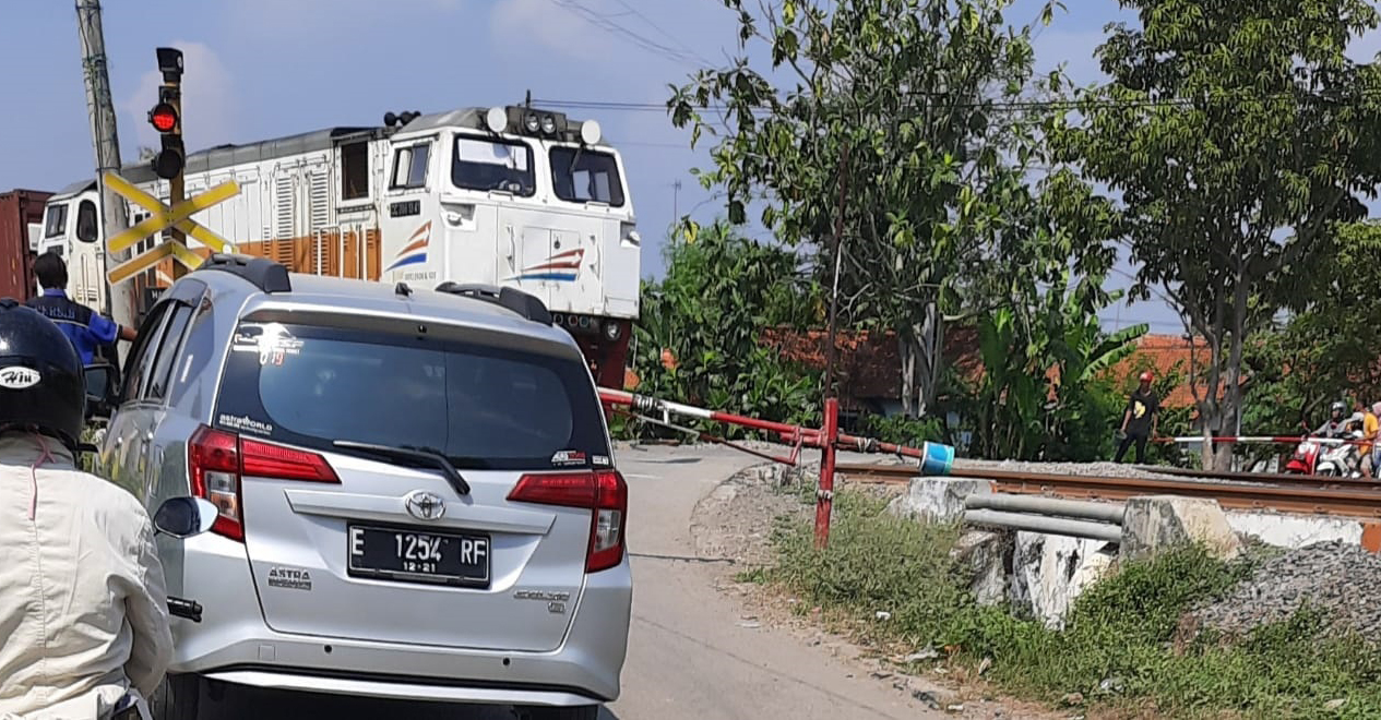 Warga Minta Palang Pintu Perlintasan Kereta Api Otomatis