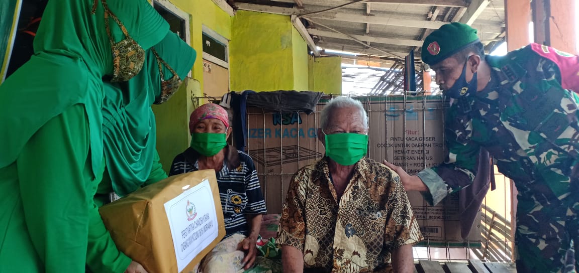 Jumat Berkah, Persit KCK Kodim Tebar Paket Sembako