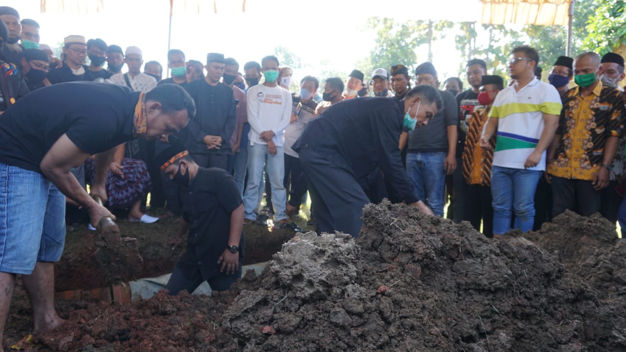 Yance Dimakamkan di Belakang Rumah