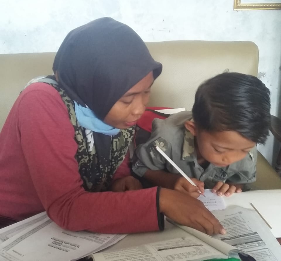 Guru Pantau Belajar Siswa