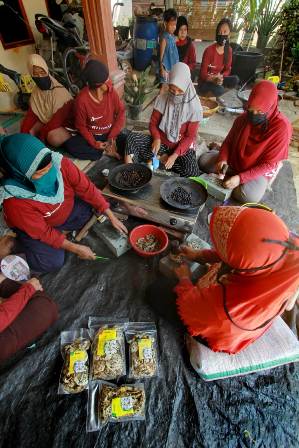 Usaha Keripik Tike Berdayakan Kaum Wanita, Keuntungan Bisa Segurih Rasanya