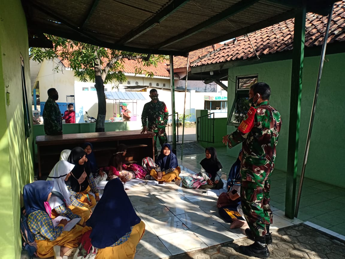 Siswa Terkendala PJJ, Koramil 1611 Losarang Berikan Jaringan Wifi Gratis
