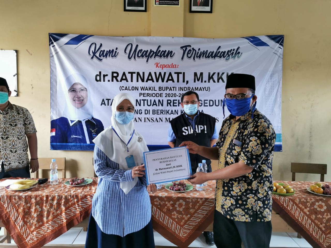 Bacawabup Hj Ratnawati Bantu Rehab SMK Insan Madani Bongas