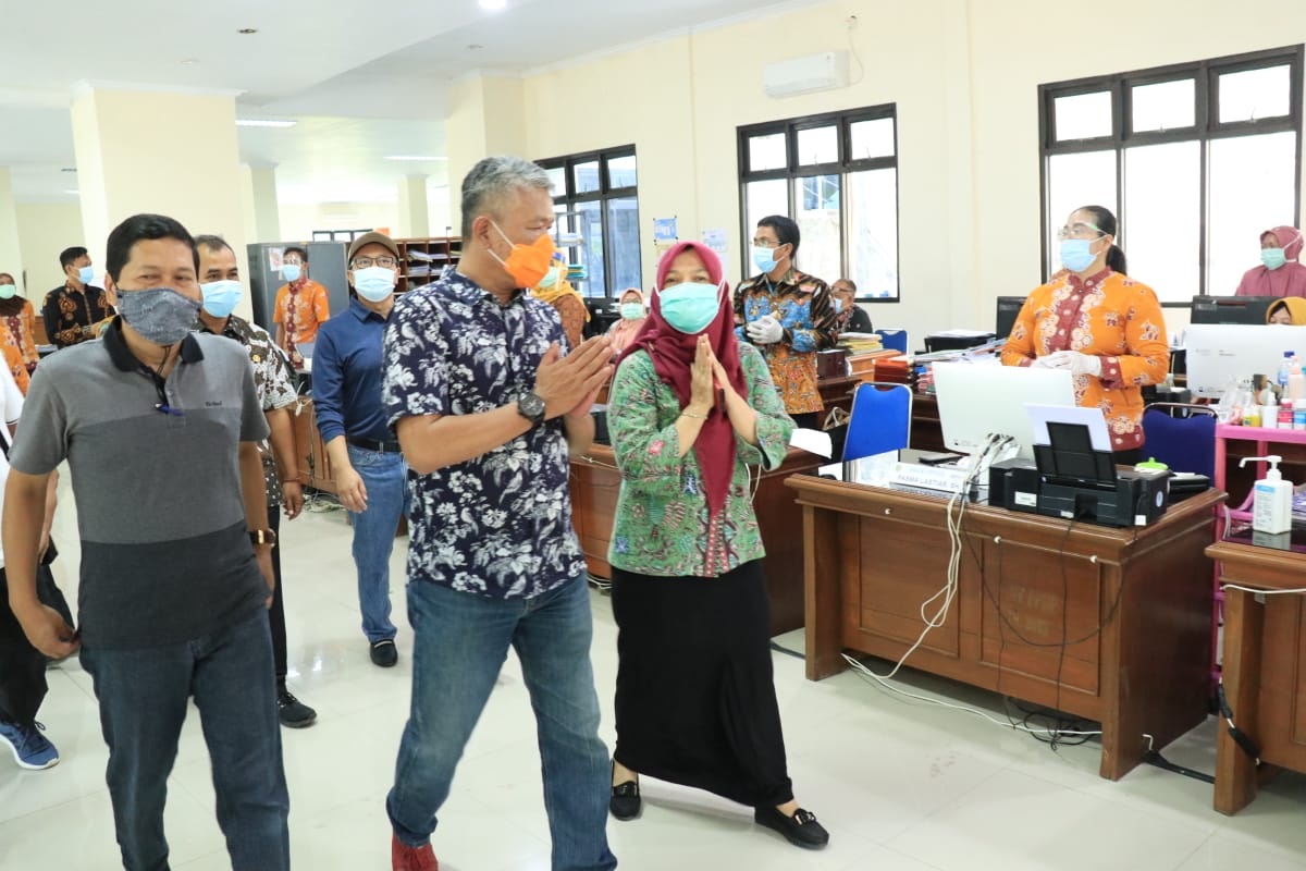Pjs Bupati Indramayu Jalan Kaki Sambangi SKPD