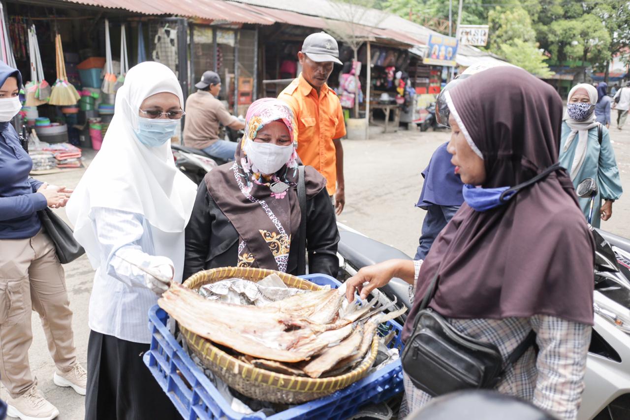 Paslon Sholawat Blusukan ke Pasar, Ratnawati Janji Sejahterakan Petani, Nelayan dan Pedagang