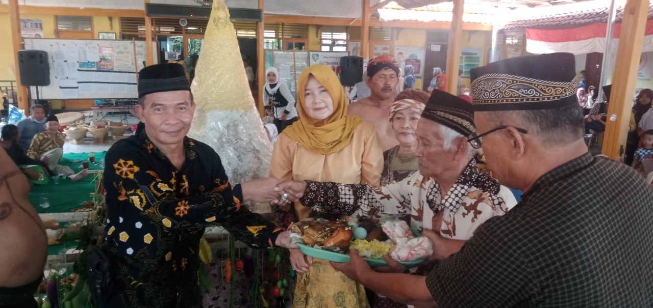 Tumpeng Raksasa Hiasi Sedekah Bumi, Pemdes Larangan Tetap Terapkan Disiplin Prokes