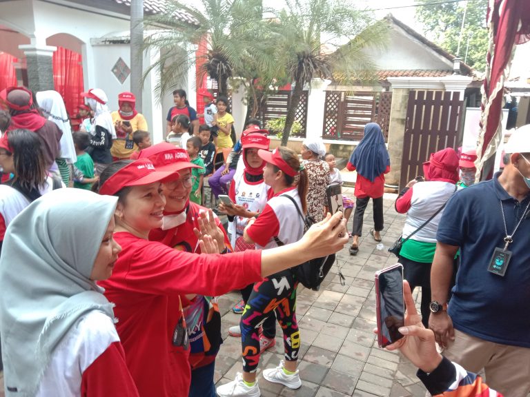 Ajak Jaga Pola Hidup Sehat, Cabup Nina Gelar Senam Bersama Emak-emak