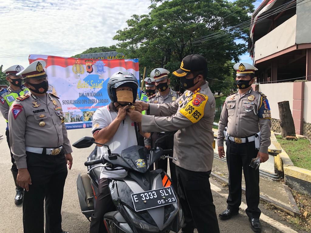 Polres Indramayu Bagikan Helem, Masker Hingga Sembako Gratis