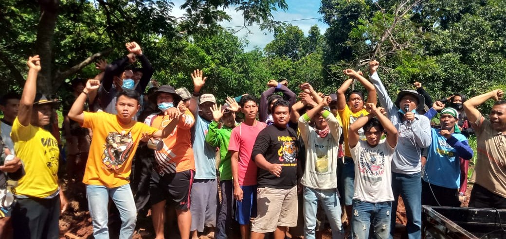Warga Tutup Galian Tanah Merah