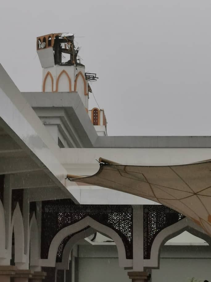 Hujan Sejak Pagi, Menara Masjid Islamic Center Indramayu Ambruk