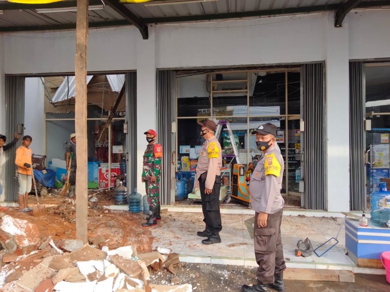Atap Minimarket Ambruk, Dua Pelajar Luka-Luka