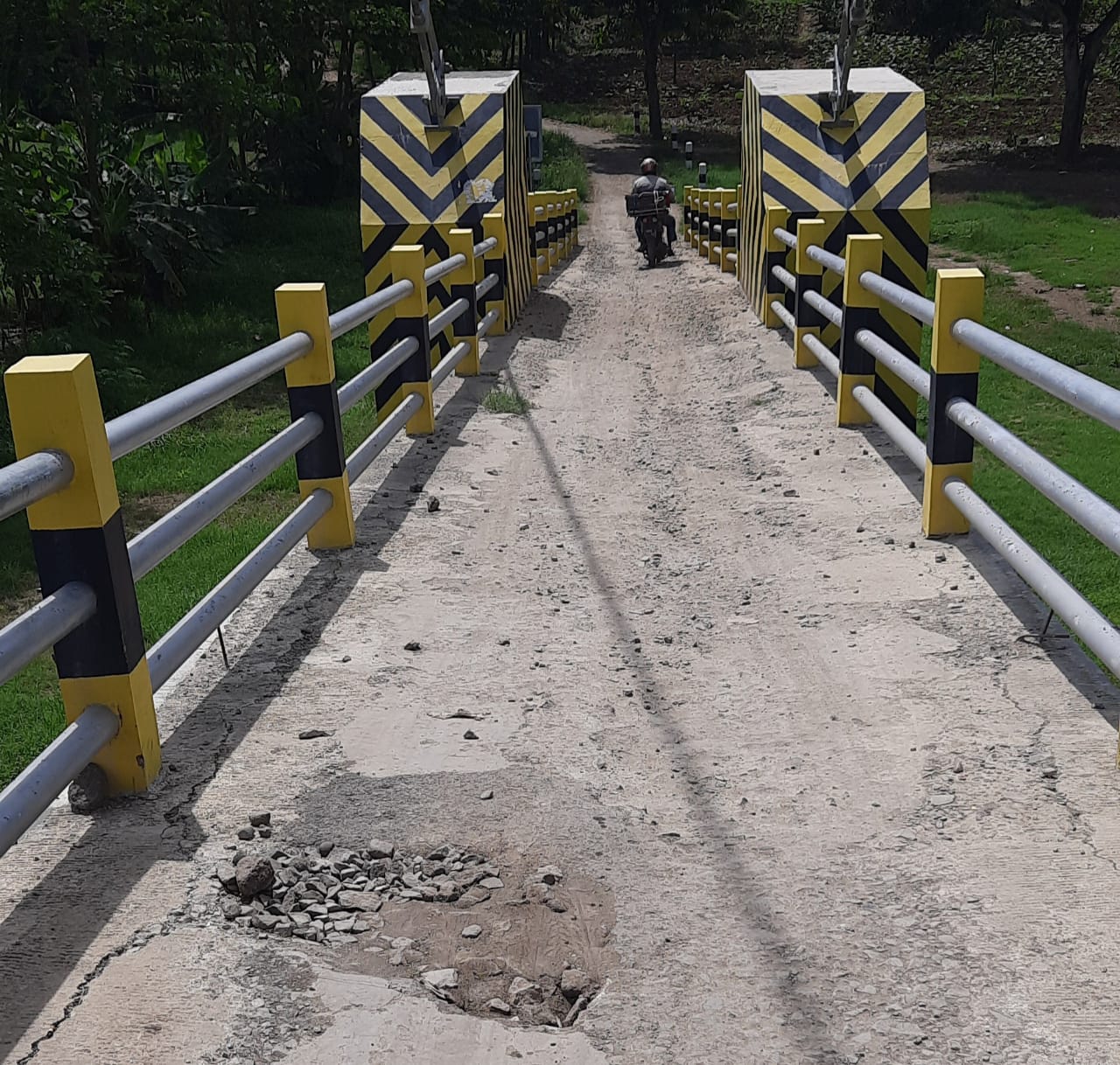 Jembatan Gantung Cimanuk Rusak