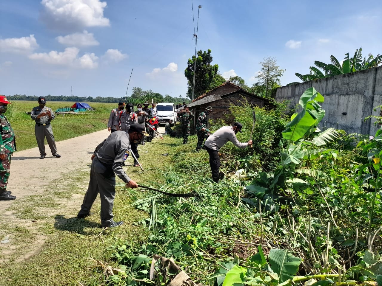 Karya Bakti Bersihkan Semak Belukar