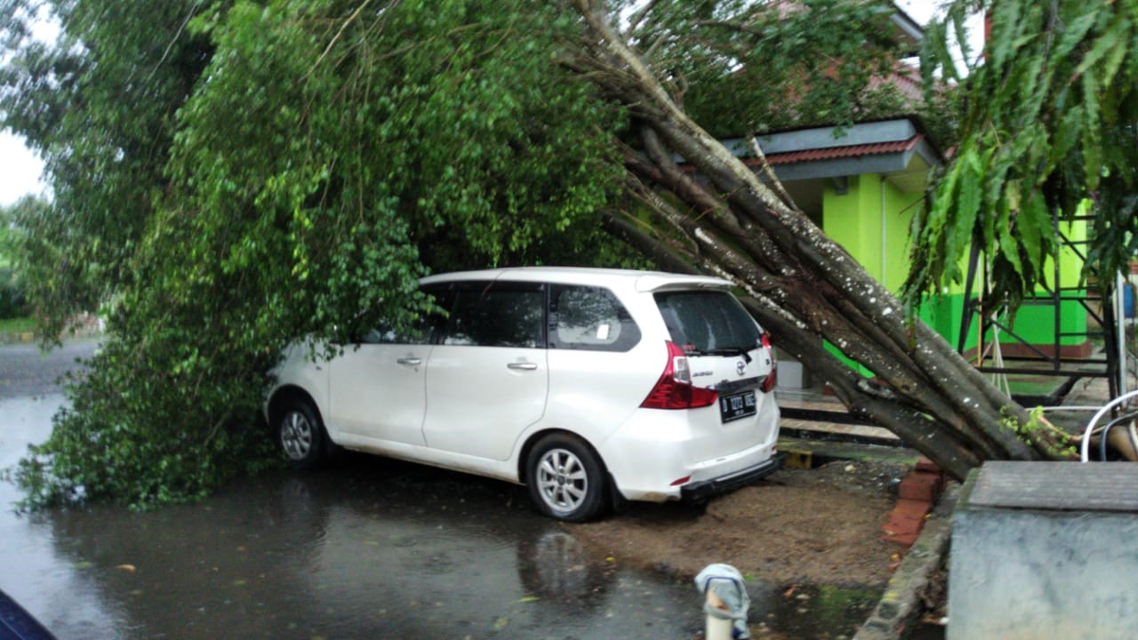 Hujan Angin Terjang Pesisir Ujunggebang