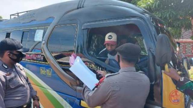 Polisi “Usir” Wisatawan, Tidak Bawa Rapid Antigen Negatif Terpaksa Batal Piknik