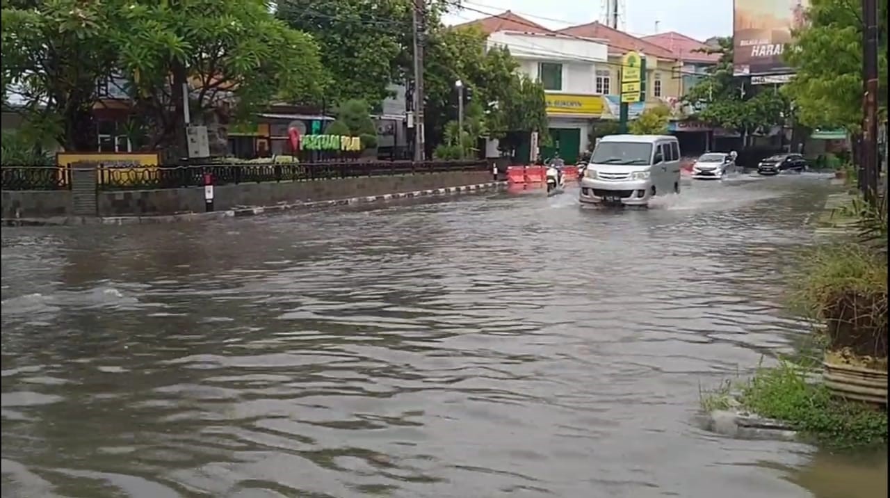 Hujan dan Angin Terjang Indramayu, Ruas Jalan Protokol Terendam Banjir