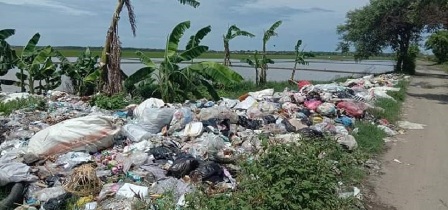 Tumpukan Sampah Resahkan Warga