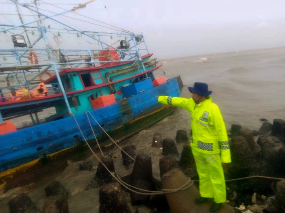 3 Kapal Hancur Diterjang Ombak , Satu Nelayan Sempat Hilang