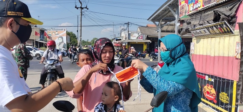 Peringati Hari Ibu, PKK Berbagi Masker