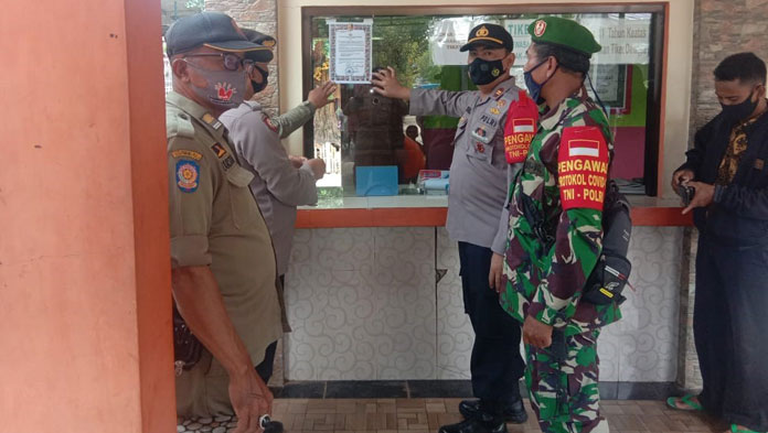 Gencar Sosialisasi Maklumat Kapolri, Polisi Bubarkan Kerumunan Massa