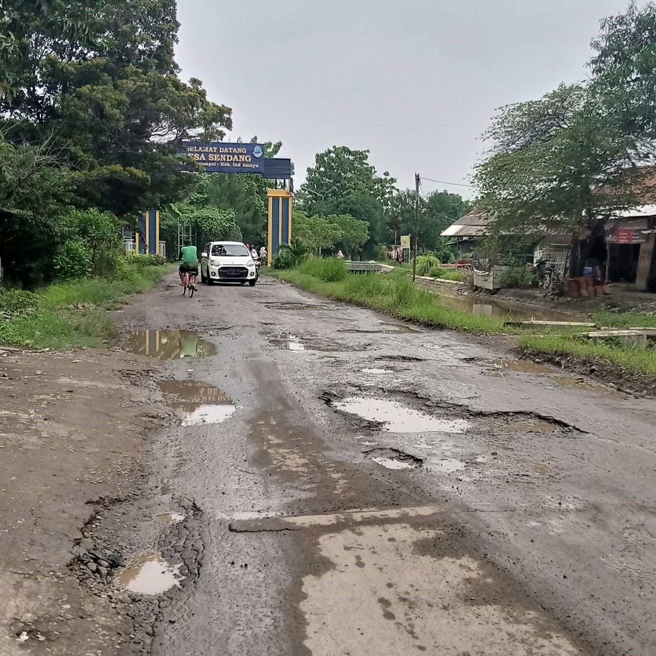Warga Minta Jalan Rusak Diperbaiki