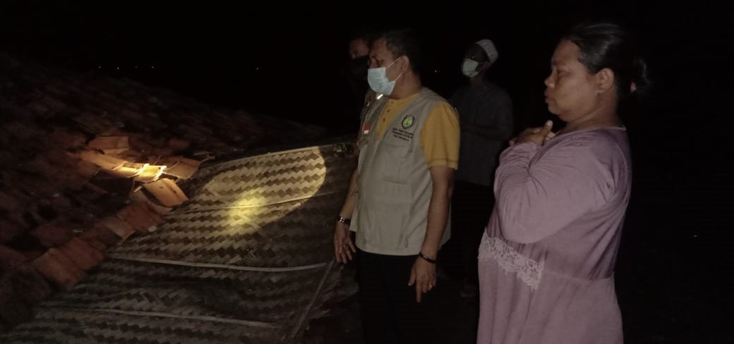 Camat Tinjau Rumah Ambruk