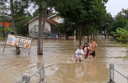 Banjir Terjang Tiga Kecamatan Sungai Cibuaya Terus Meluap, Pemcam Bangun Dapur Umum