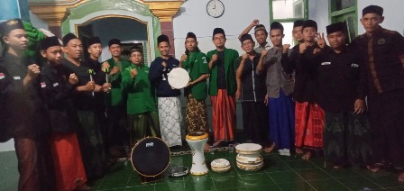 Ansor Bantu Alat Musik Hadroh