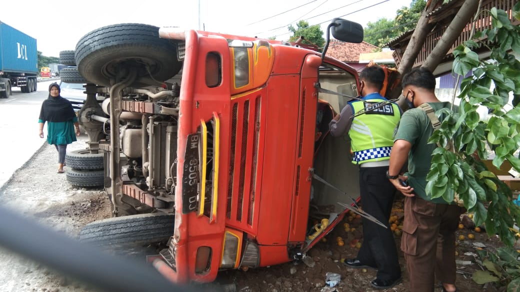 Tabrak Kakek-kakek, Truk Diesel Terbalik di Kandanghaur