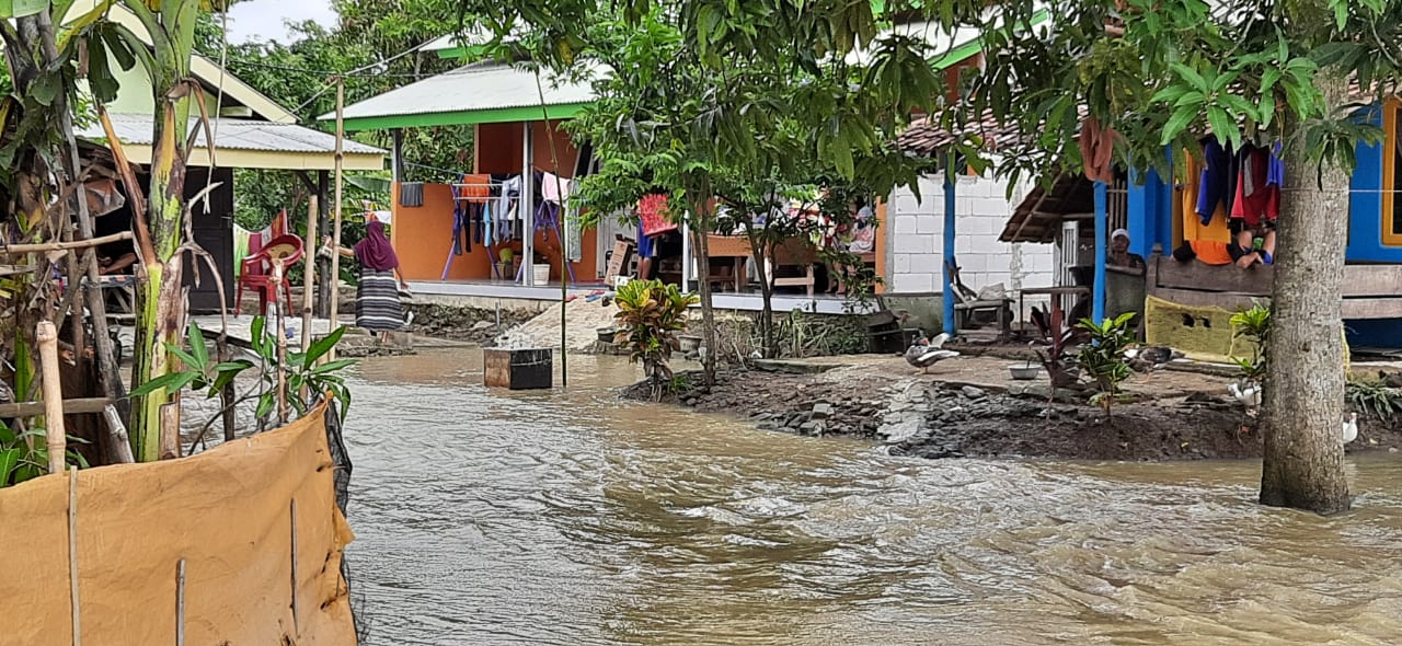 Terus Surut, Luapan Sungai Cibuaya Masih Genangi Jalan Desa