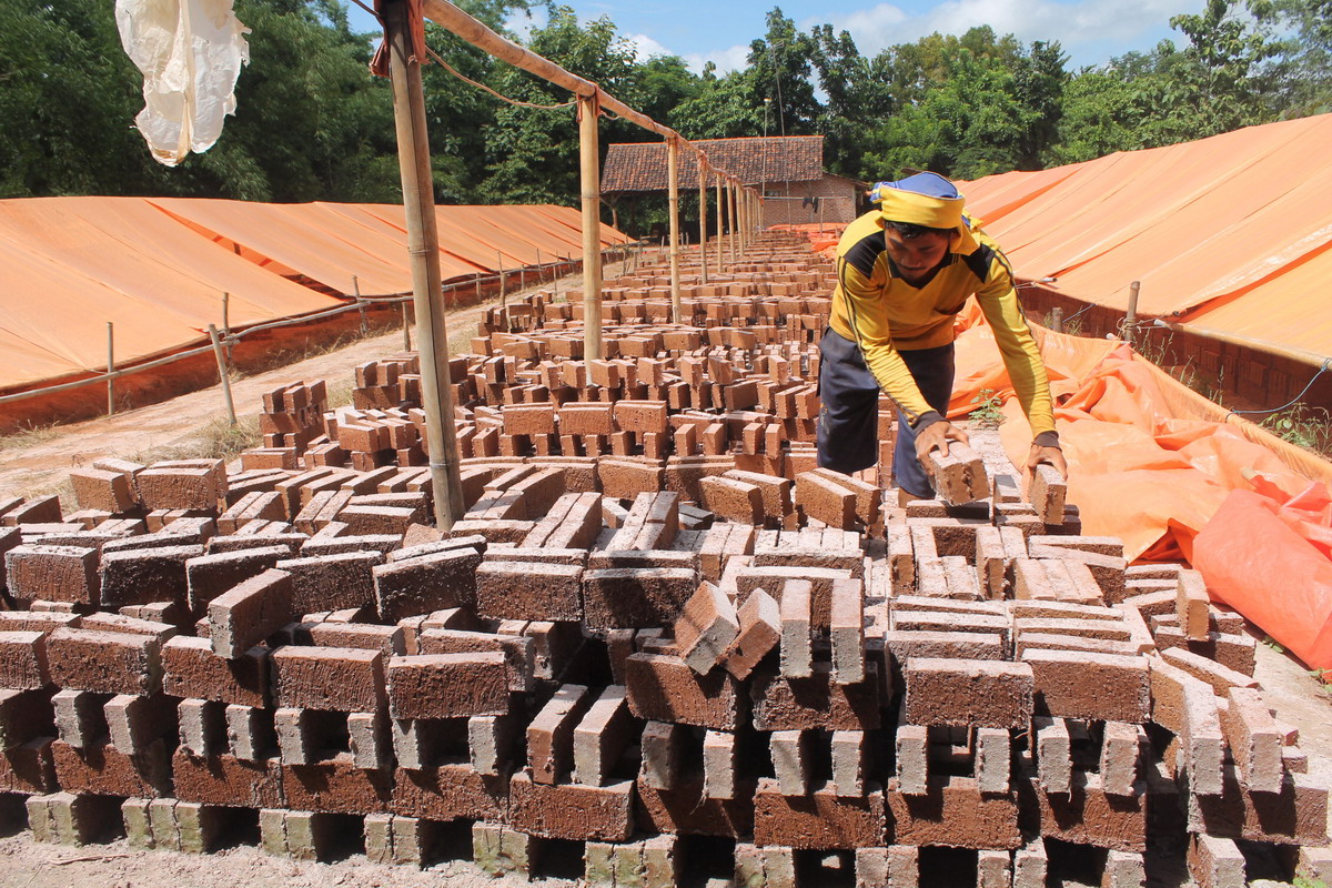 Produksi Bata Merah Berjalan Normal, Permintaan Tetap Stabil