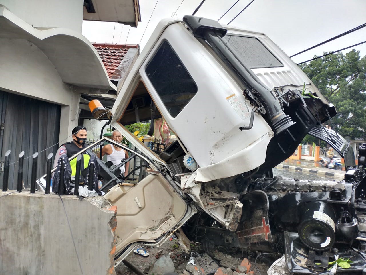 Sopir Ngantuk, Truk Tangki Seruduk Rumah